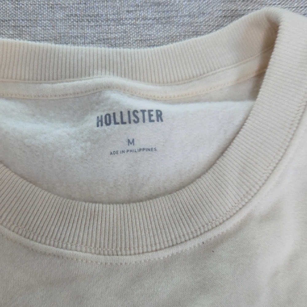 Hollister Men's Cream Crewneck Sweater
